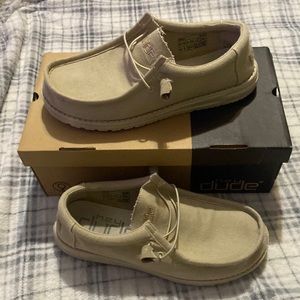 Hey dudes size 10 in men in the color Tan